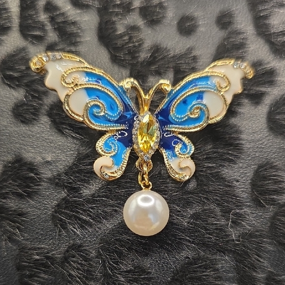 Jewelry - Exquisite Blue and Gold Butterfly Brooch